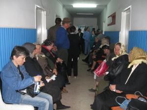 La ambulatoriul de specialitate din cadrul Spitalului Judeţean de Urgenţă, zeci de pacienţi aşteptau la coadă pentru a-şi lua reţeta