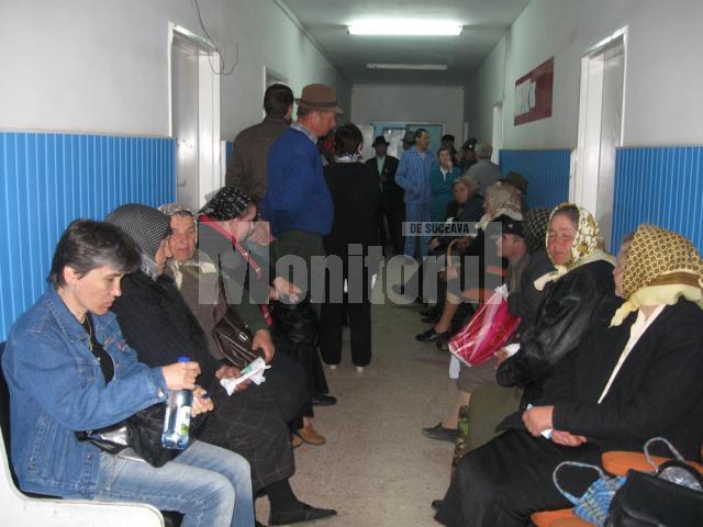 La ambulatoriul de specialitate din cadrul Spitalului Judeţean de Urgenţă, zeci de pacienţi aşteptau la coadă pentru a-şi lua reţeta