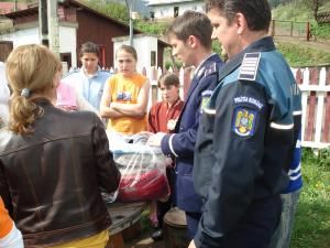 Poliţiştii le-au donat copiilor treninguri, tricouri şi încălţăminte