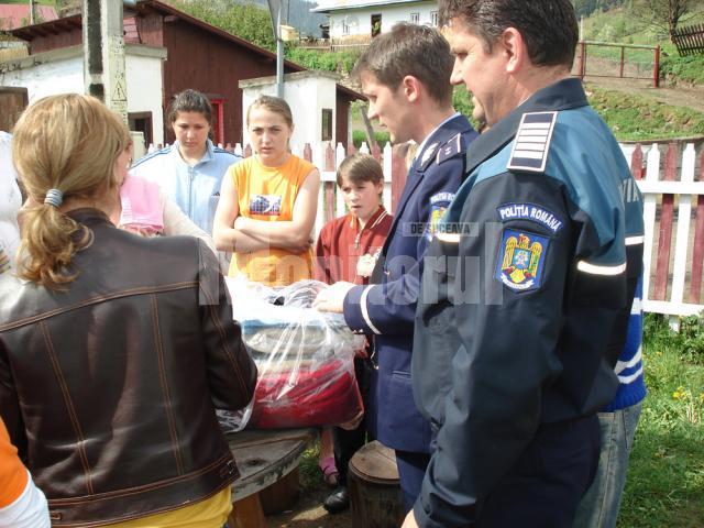 Poliţiştii le-au donat copiilor treninguri, tricouri şi încălţăminte