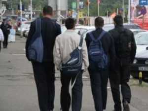 Situaţie: Mii de elevi cu note sub cinci la teza la limba română
