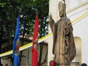 Statuia Papei Ioan Paul al II-lea din Suceava este singura statuie din România a Suveranului Pontif amplasată într-un spaţiu public