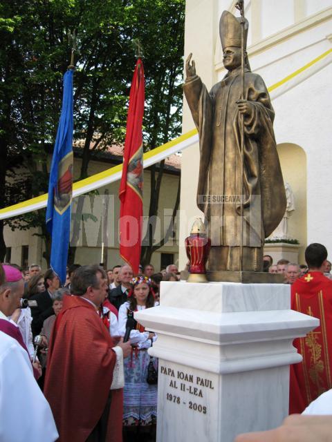 Statuia Papei Ioan Paul al II-lea din Suceava este singura statuie din România a Suveranului Pontif amplasată într-un spaţiu public