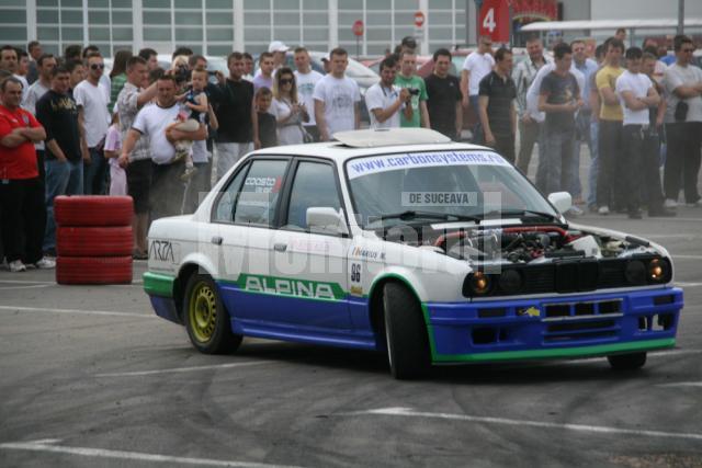 Maşini tunate, în parcarea Shopping City Suceava, în cadrul expoziţiei Tuning Time