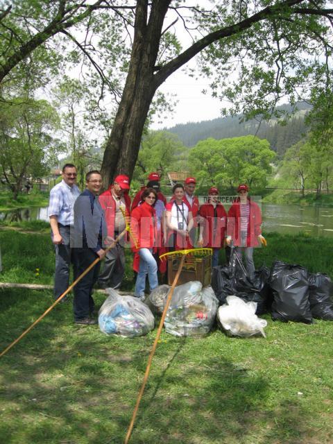 Voluntarii si gramezile de gunoaie scoase din apele lacului de agrement din Dorna