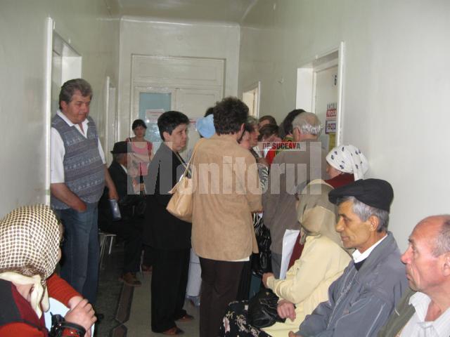 La cabinetul de Oncologie din Policlinică, pacienţii aşteaptă ore în şir pentru a fi consultaţi