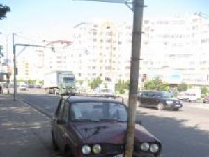 Autoturismul Dacia a ajuns în stâlpul electric de la marginea bulevardului