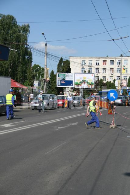 De ieri după-amiază, traficul rutier pe bulevardul principal este restricţionat, chiar în dreptul Primăriei Suceava