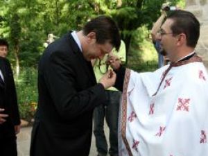 Crin Antonescu a primit binecuvântarea preotului paroh al bisericii Mirăuţi din Suceava pentru a avea succes în activitatea sa