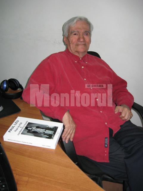 Paul Leu în redacţia „Monitorului de Suceava” cu volumul „Răpit de KGB şi condamnat la moarte”