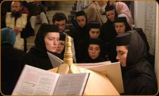 Lecţia de religie: Intrarea călugăriţelor în altar nu este un drept, ci un „pogorământ”