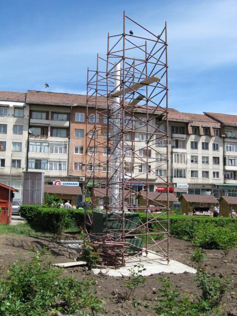 În centrul Sucevei s-a ridicat schela pentru amplasarea monumentului