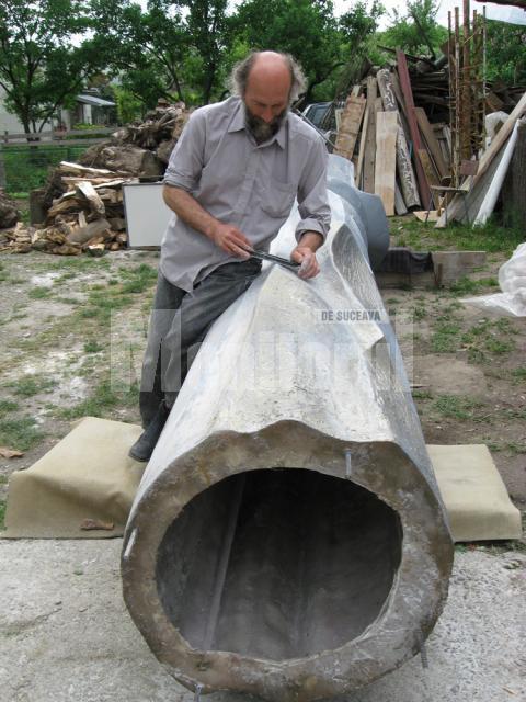 Mircea Dăneasă lucrând la unul din tronsoanele monumentului