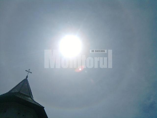 Cercul luminos din jurul soarelui, apărut chiar deasupra cupolei bisericii