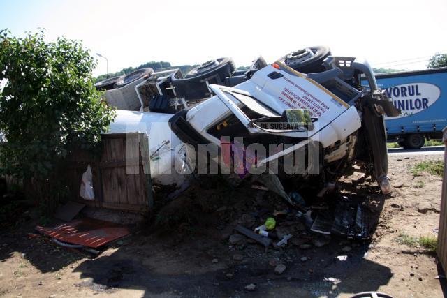 Drum denivelat: Familie în pericol după ce o betonieră a „plonjat” în faţa casei