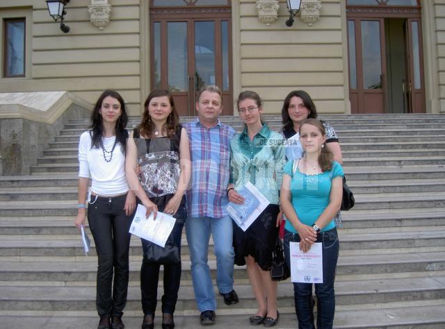 Studenţi de la Facultatea de Litere alături de profesorul Dorel Fînaru, la Iaşi, la colocviul naţional