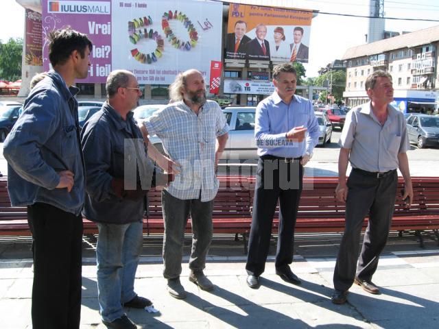 Mircea Dăneasă şi viceprimarul Viorel Seredenciuc urmărind amplasarea monumentului