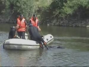Misiune: Trupurile tinerilor înecaţi la Dolhasca, greu de scos la suprafaţă