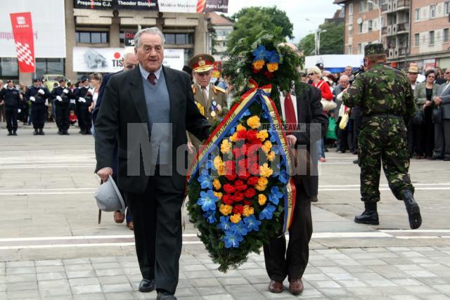 Festivitate: „Bucovina înaripată” a fost dezvelită şi sfinţită în centrul Sucevei