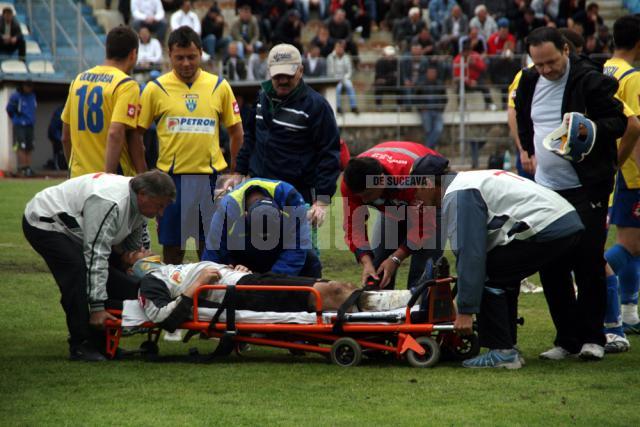 Portarul oaspetilor a fost luat cu targa de la stadion si dus la spital