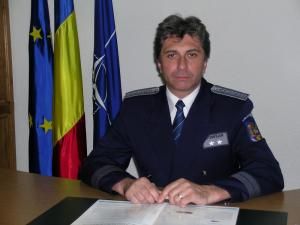 Şeful IPJ Suceava, comisarul-şef Ioan Nicuşor Todiruţ, felicitat de Renee Besseling