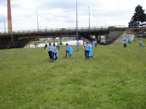 Ecologizare: 300 de saci cu gunoaie, strânşi de pe malul râului Suceava