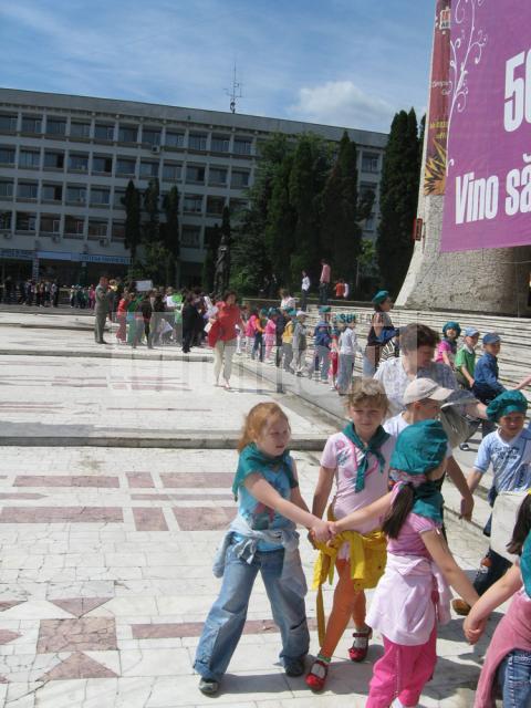 Lanţ uman în jurul Casei de Cultură