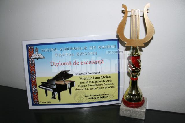 Trofeul şi diploma de excelenţă primite de Laur Hreniuc