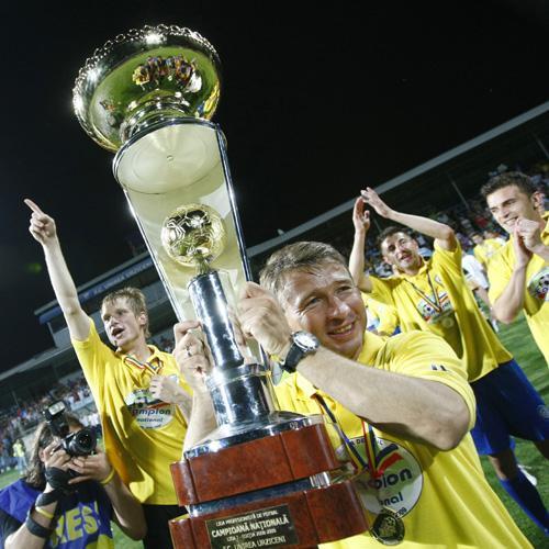 Dan Petrescu s-a îndrăgostit de trofeul Ligii I