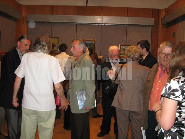 Reîntâlnire la vernisaj între artiştii care au participat la tabăra de la Suceviţa