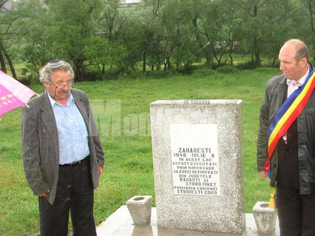 Preşedintele Comunităţii Evreilor din Suceava, Sorin Golda, şi primarul Ion Băiţan la monumentul de la Zahareşti