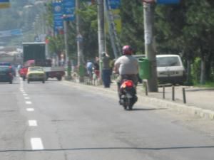 Conducătorii de motoscutere trebuie să urmeze un curs de legislaţie rutieră