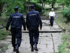 Jandarmii au sarcina de a-i amenda pe toţi cei care aruncă gunoaie pe spaţiile verzi din Parcul Şipote