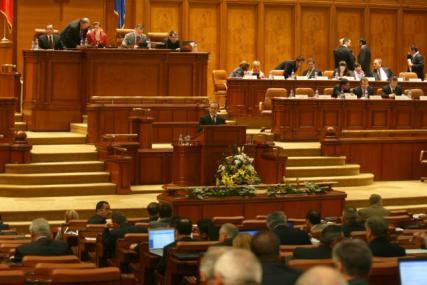Premierul Emil Boc îşi asumă răspunderea, în numele Guvernului, în faţa Parlamentului, pe proiectele de lege privind Codul civil şi Codul penal. Foto: CAPP