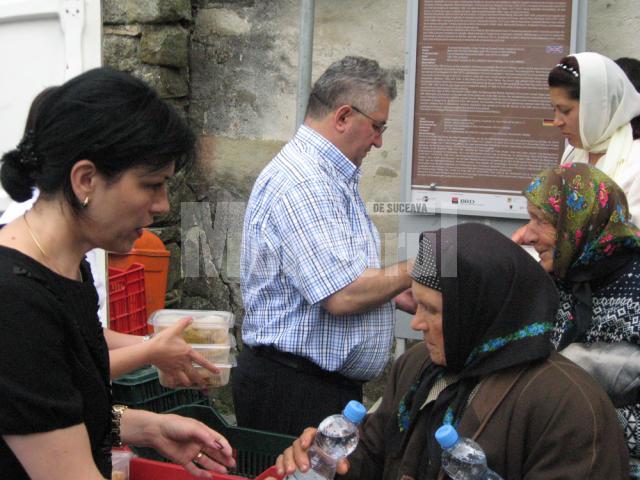Ospitalitate: 10.000 de sarmale împărţite pelerinilor de primarul Sucevei