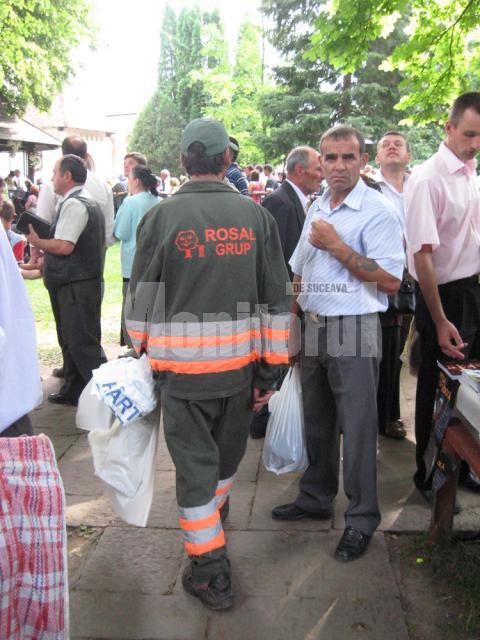 Mănăstirea Sf. Ioan cel Nou Suceava: Ploaie torenţială peste cei 5.000 de pelerini, prezenţi la slujba de priveghere