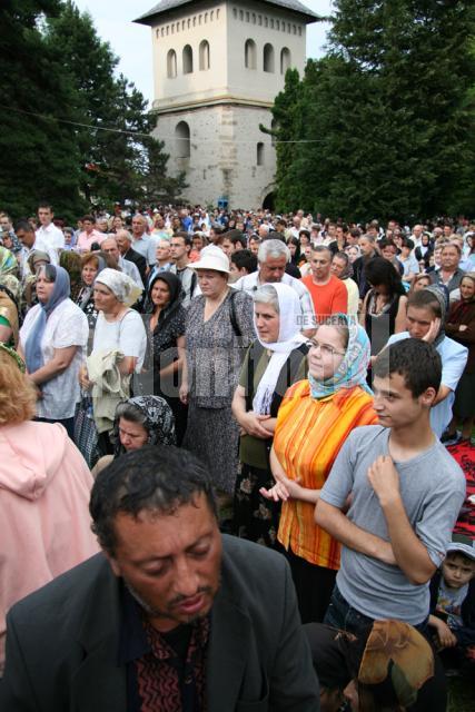 Mănăstirea Sf. Ioan cel Nou Suceava: Ploaie torenţială peste cei 5.000 de pelerini, prezenţi la slujba de priveghere