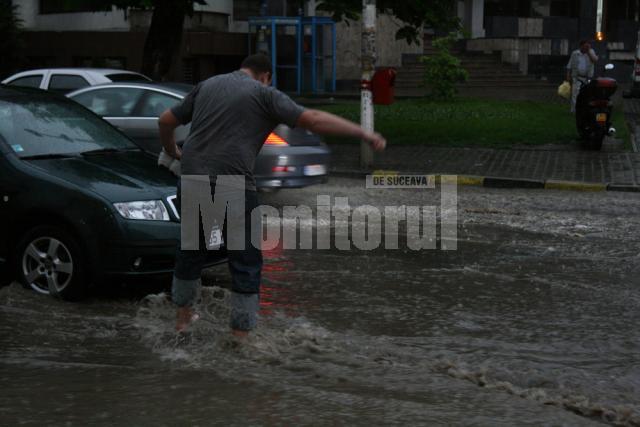 Torente: Centrul Sucevei, inundat în ajun de Sânziene
