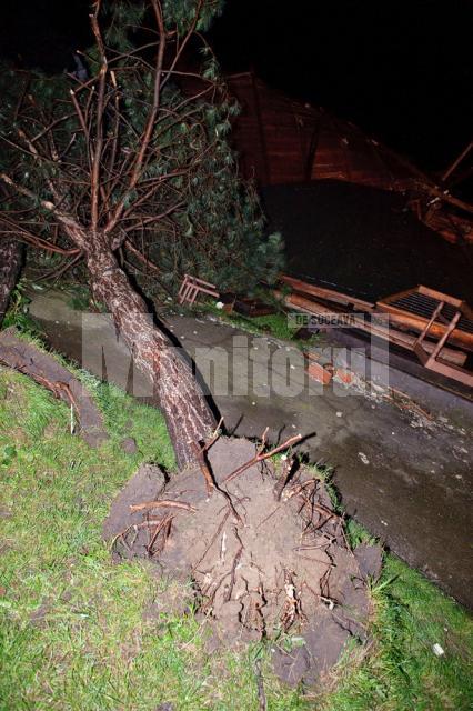 Imagini de coşmar la Rădăuţi, după furtuna de marţi seară