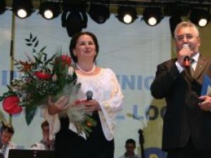 Primarul Ion Lungu oferindu-i Margaretei Clipa un buchet de flori şi diploma de Cetăţean de onoare