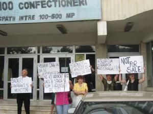 Nemulţumiri: Protest al acţionarilor de la STAR MOD, la vânzarea fabricii