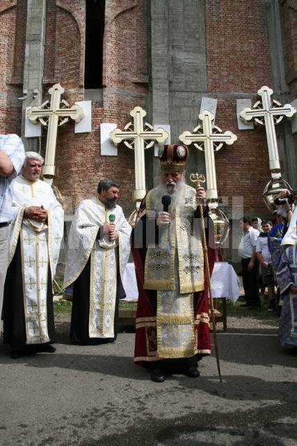 Catedrală: Patru cruci aurite, sfinţite de ÎPS Pimen