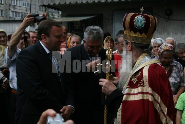 Preşedintele Consiliului Judeţean, Gheorghe Flutur şi primarul Sucevei, Ion Lungu, alături de Arhiepiscopul Sucevei