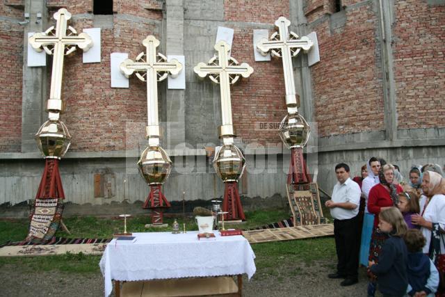 Catedrală: Patru cruci aurite, sfinţite ieri de ÎPS Pimen