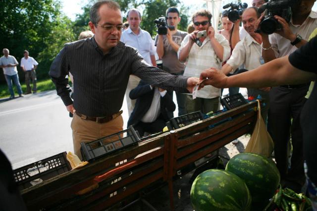 Premierul Boc a cumpărat pepeni de pe marginea drumului. Foto: MEDIAFAX