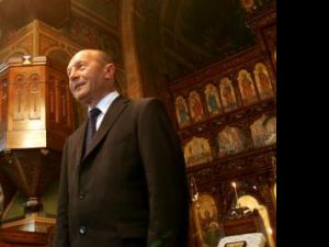 Preşedintele Traian Băsescu mulţumeşte BOR pentru că menţine românismul din jurul ţării. Foto: MEDIAFAX