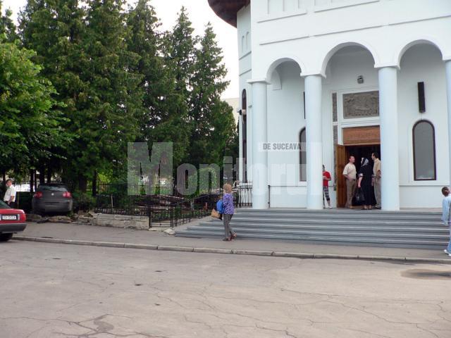 Maşina condusă de tânărul de 19 ani a ajuns în curtea Bisericii „Adormirea Maicii Domnului” din Fălticeni. Foto: Silviu BUCULEI