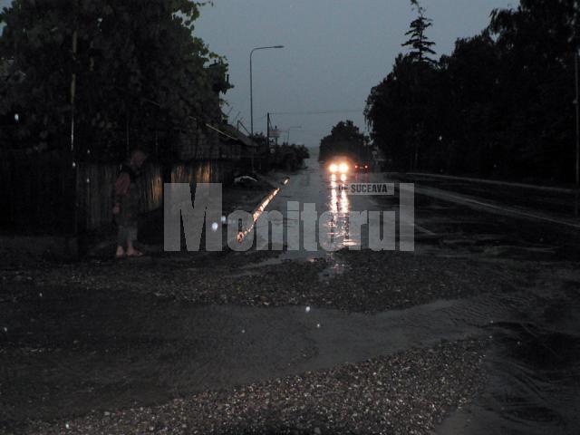 Potop la Fălticeni. Apa a ajuns pe străzi la peste jumătate de metru