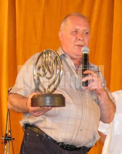 Ion Drăguşanul cu trofeul realizat de artistul plastic Cezar Popescu
