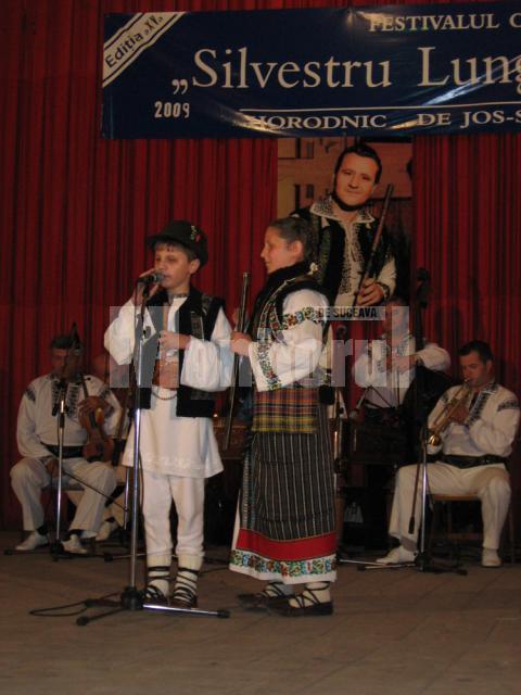 Copii din Ansamblul „Balada Bucovinei” pe scena festivalului